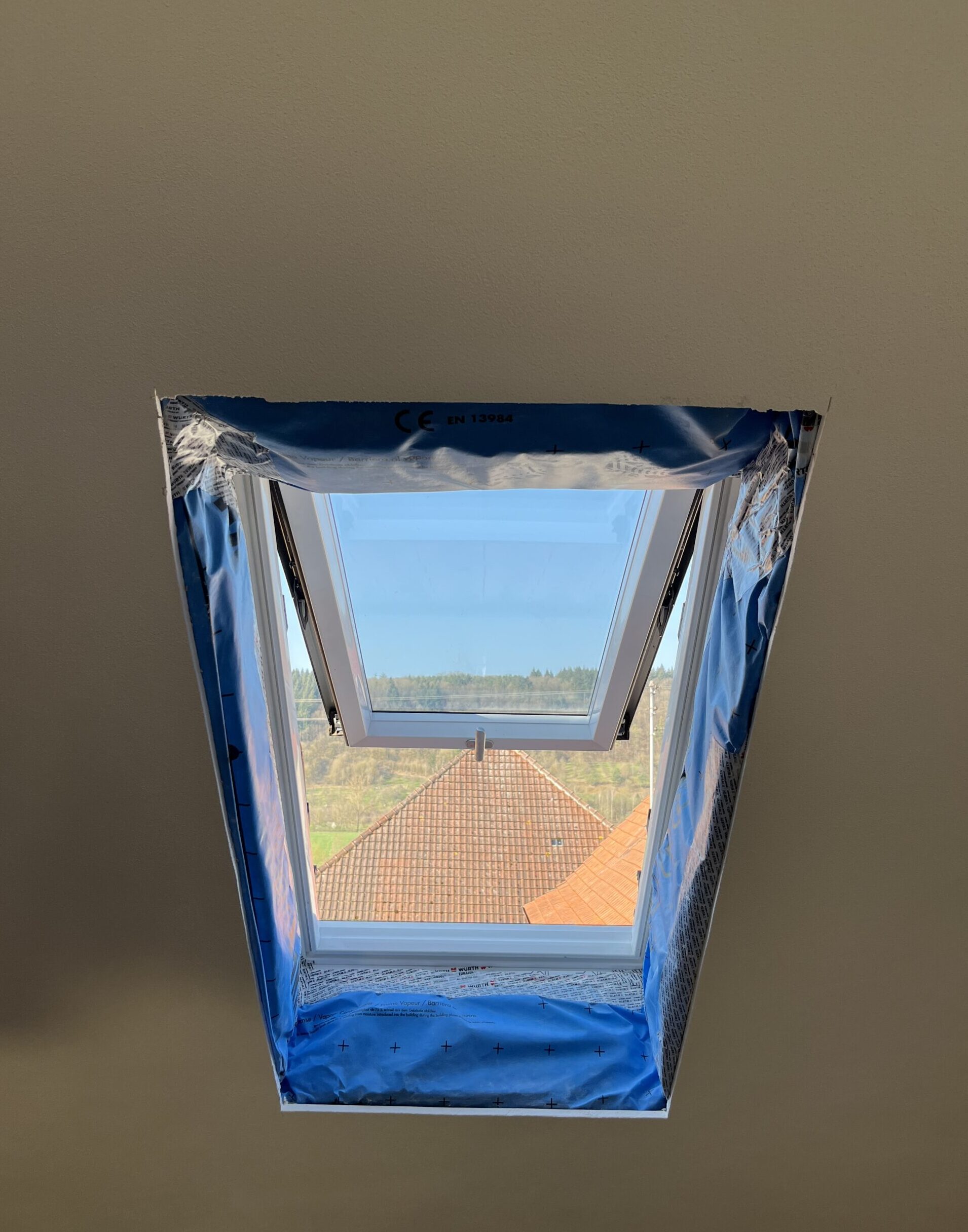 Dachfenster mit angeschlossener Dampfsperre und abgeschlossenen Trockenbauarbeiten ohne Innenfutter.
