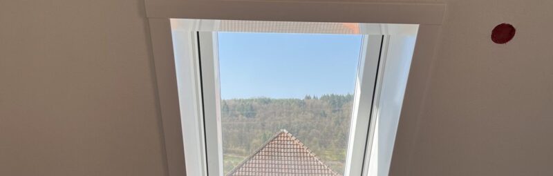 Dachfenster mit nachträglich montierter Kunststoff-Innenverkleidung beim Dachstuhlausbau in Distelhausen.